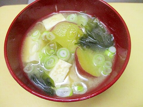 さつま芋・豆腐・わかめの味噌汁